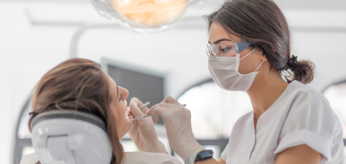 Dentista atendendo paciente